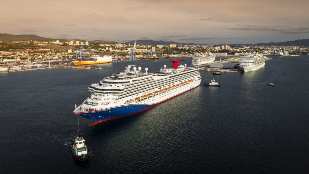 Carnival Freedom: Saliendo del dique de Marsella con la nueva chimenea (2026)