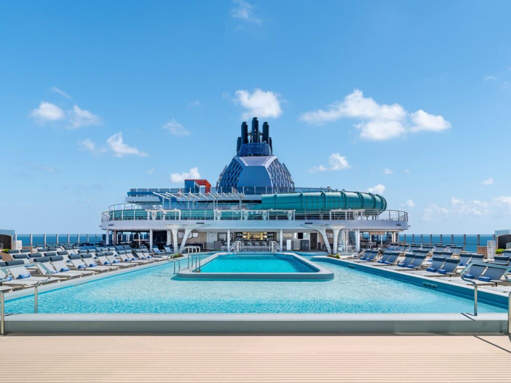 Norwegian Aqua: Cubierta de piscinas