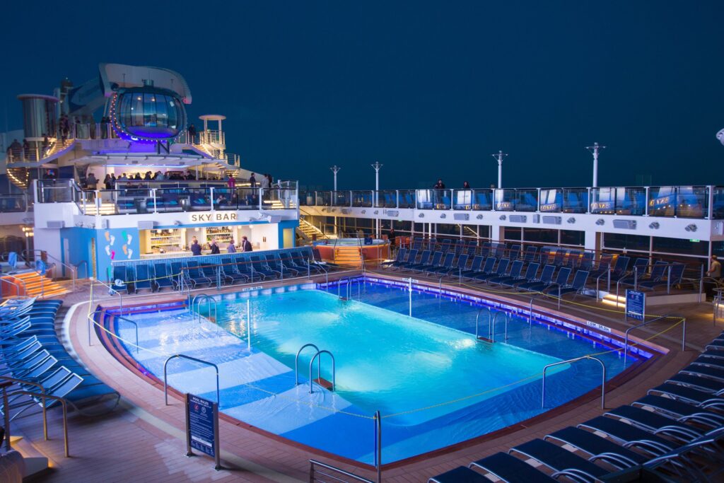 Quantum of the Seas: Cubierta de piscinas al atardecer