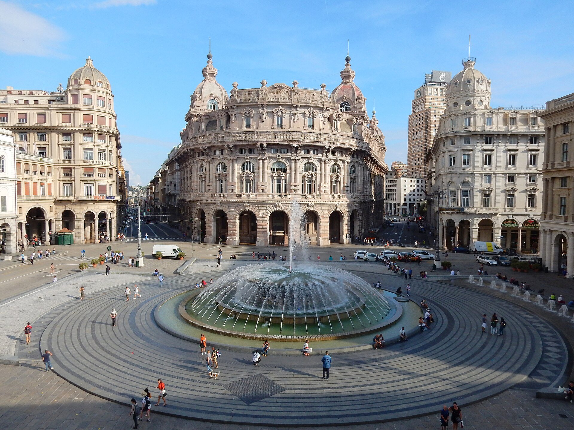 Casco antiguo de Génova y Via Garibaldi: La Piazza De Ferrari