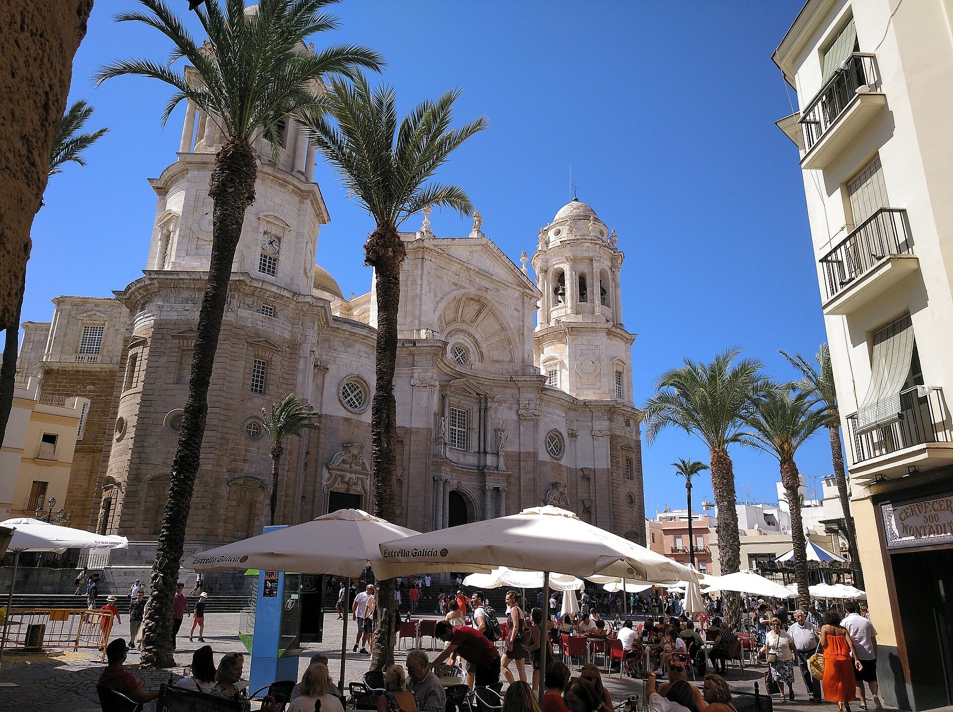 Casco antiguo de Cádiz: La catedral de Cádiz desde su plaza