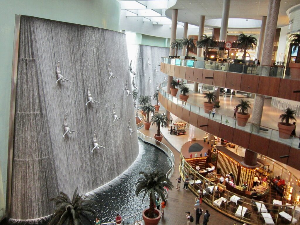 Dubai Mall: The Waterfall and its divers