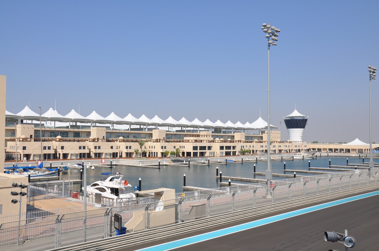 Yas Marina Circuit F1: Yas Marina Circuit and the marina