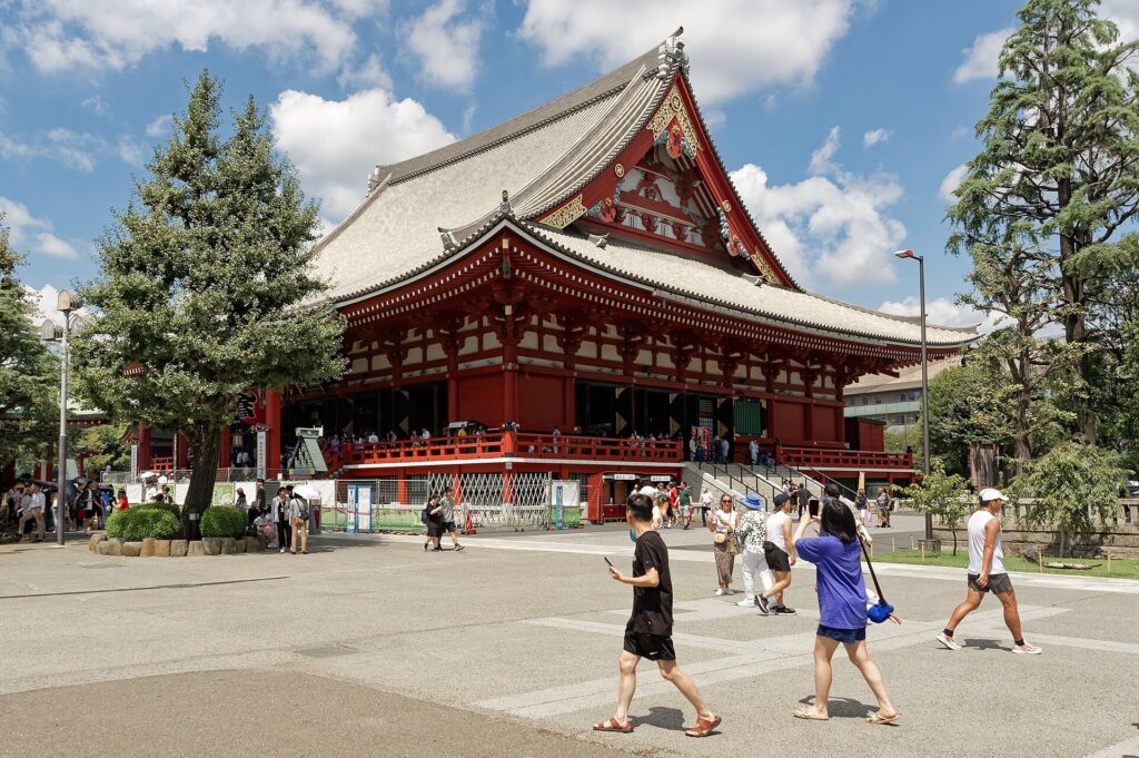 Asakusa: The main hall of Sensō-ji