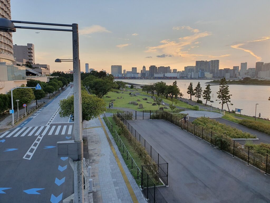 Odaiba: The seaside promenade