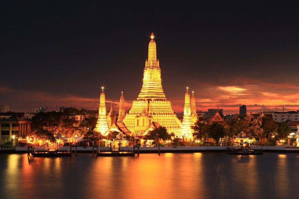 Temple of Dawn: Wat Arun at night