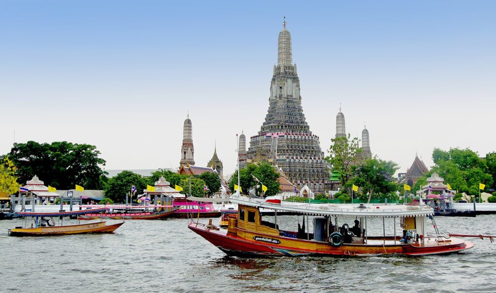 Temple of Dawn: River boats in front of the temple