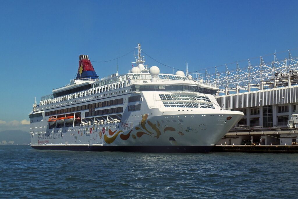Victoria Harbour: A cruise ship at Ocean Terminal