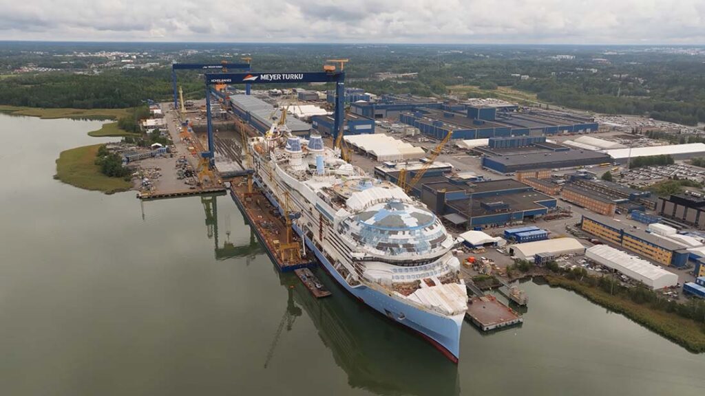 Legend of the Seas alcanza un hito en su construcción al flotar por primera vez