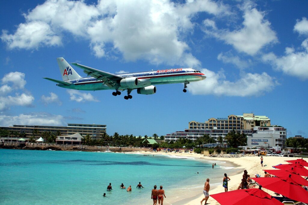 Philipsburg (San Martín): Un avión aterrizando sobre Maho Beach