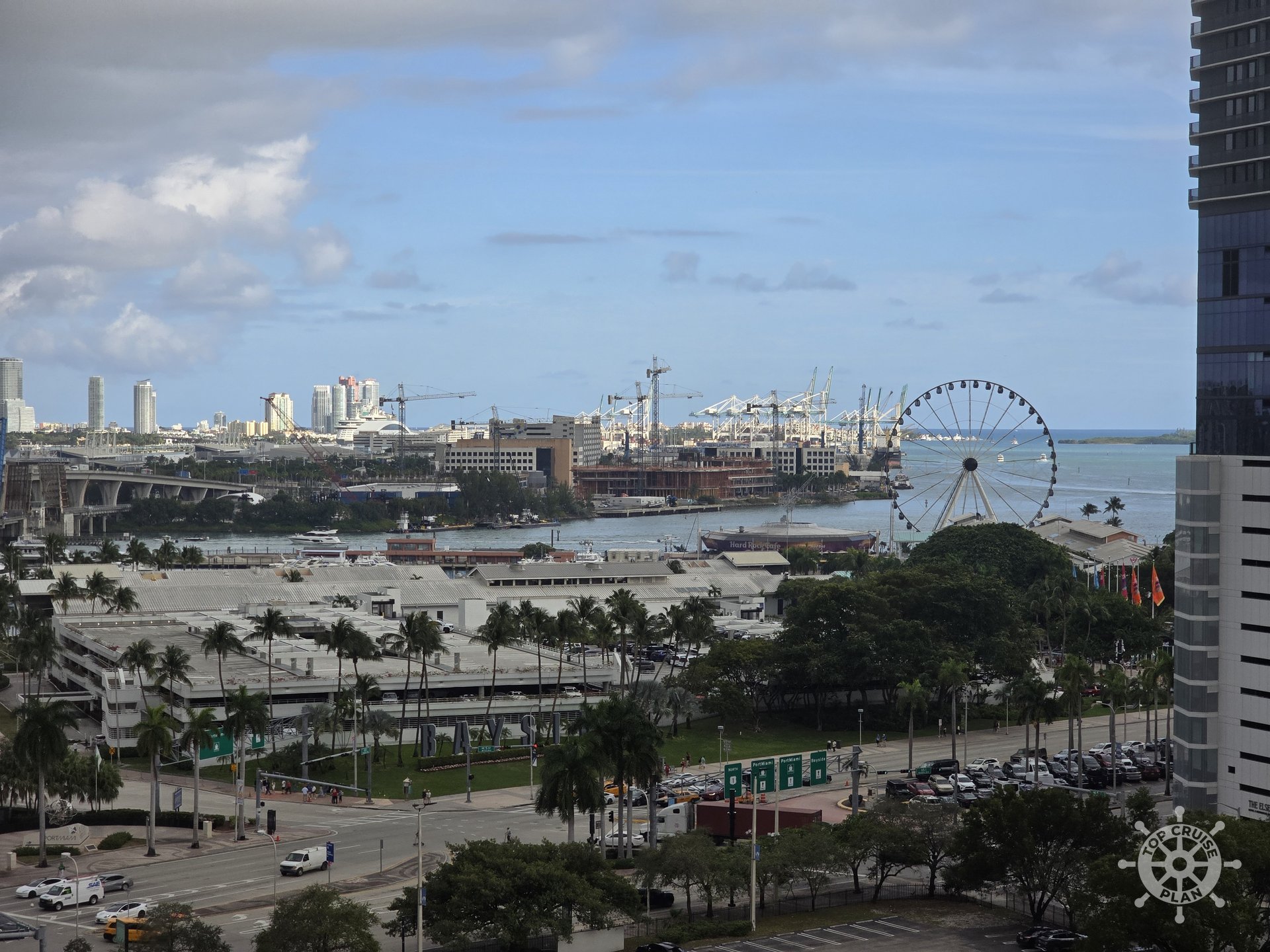 Biscayne Boulevard, Bayside and PortMiami Biscayne Boulevard with traffic, Bayside Marketplace and its Ferris wheel and, behind, the cranes of PortMiami on Dodge Island